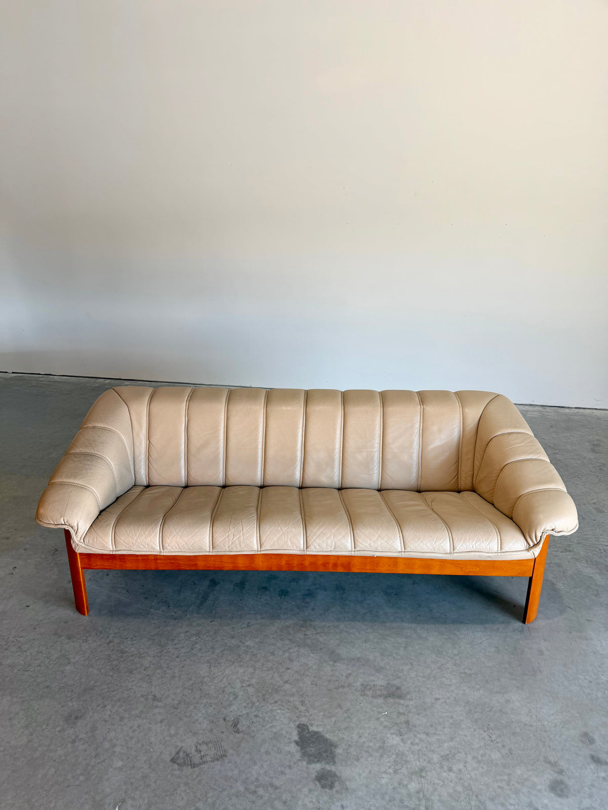 Vintage Norwegian Beige Leather and Teak Sofa by Hjellegjerde Møbler