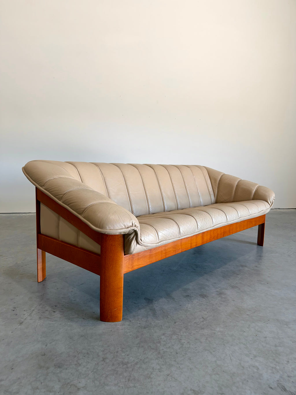 Vintage Norwegian Beige Leather and Teak Sofa by Hjellegjerde Møbler