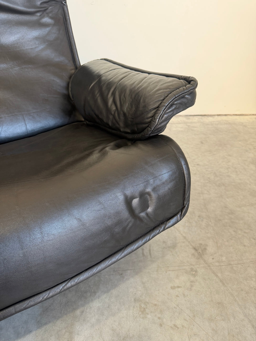 Otto Zapf for Knoll Follow Me black leather two seat sofa