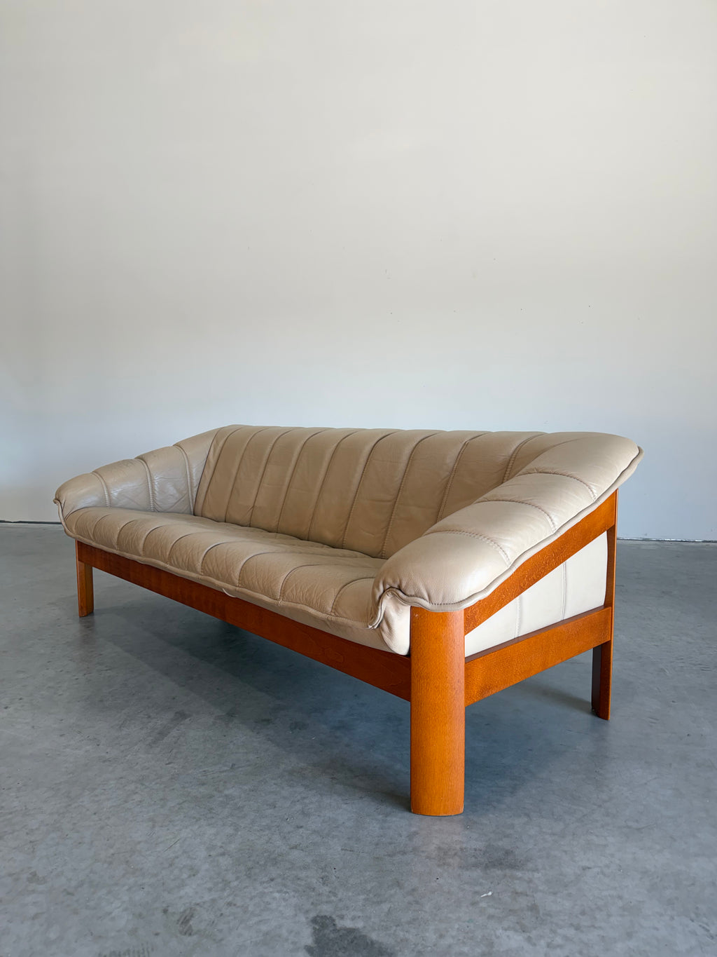 Vintage Norwegian Beige Leather and Teak Sofa by Hjellegjerde Møbler