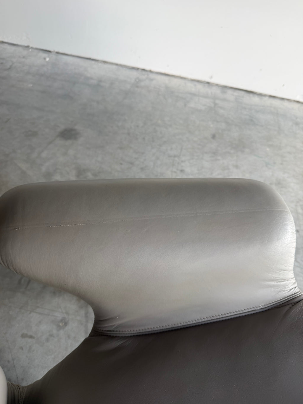 Vintage Sculptural Post Modern Gray Leather Lounge Chair Pair